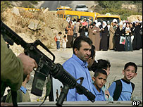 فلسطينيان منتظر عبور از يک پست بازرسی اند - حومه بيت اللحم، کرانه باختری