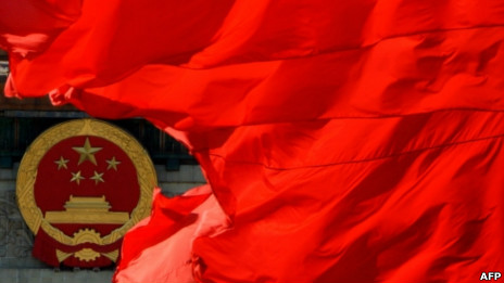 北京人民大會堂前的中國國徽和紅旗（13/11/2012）