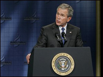 Bush em discurso na segunda-feira (Foto: Associated Press)