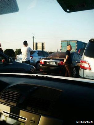 苏州苏嘉杭高速公路上被堵司机下车察看路况(网友暖卬提供图片30/9/2012)