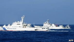 日本海上保安廳巡邏艦（左）和中國海監船