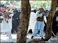 طلاب مسلح در مسجد لال