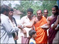 Sri Lanka'da yardım dağıtılıyor