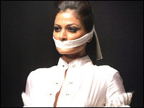 نریندر کمار کی ماڈلز نے احتجاجاً منہ پر سفید پٹیاں باندھ کر کیٹ واک کی