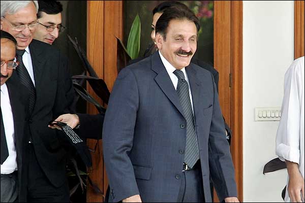 چیف جسٹس کی پیشی اور وکلاء احتجاج