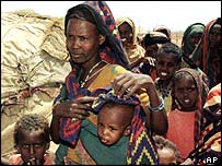 Etíopes em centro de distribuição de alimentos