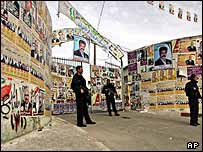 ماموران پليس در برابر حوزه اخذ رای