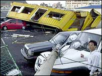 Casa cai sobre carros na ilha de Jeju