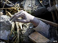 در مظفرآباد دست يک جسد از ميان آوار بيرون زده است