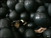 21 هزار و 915 بادکنک سیاه به مناسبت تعداد روزهایی که از تاسیس اسرائیل گذشته در هوا رها شد