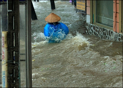 Một người dân 'đi bộ' trên vỉa hè Hà Nội