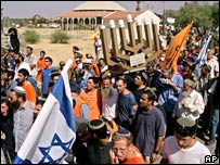 Colonos deixam Netzarim levando candelabro judaico