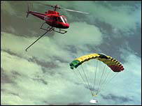 Pilotos de helicópteros tentarão 'pescar' a cápsula