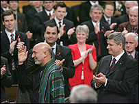 حامد کرزی و استفن هارپر نخست وزير کانادا (سمت راست) در پارلمان آن کشور