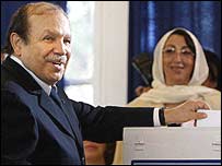 بوتفليقه در پای صندوق رای