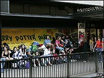 इंतज़ार करते लोग