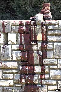 Duvar üzerinde kan lekeleri