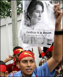 प्रदर्शन करते बौद्ध भिक्षु