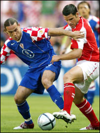 Dado Prso (Croácia, à esquerda) disputa a bola com Bernt Haas, da Suíça