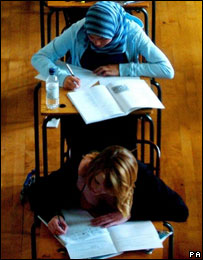 学生在考试