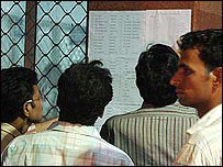 हताहतों की सूची देखते लोग