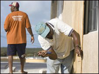 População das ilhas Turks e Caicos, no Caribe, se preparando para o Ike