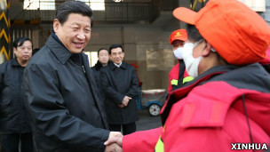 習近平與北京西城區環衛工人握手（新華社圖片8/2/2013）