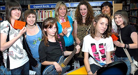 Tiny Masters, flanked by fans, at the library