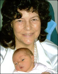 55岁的琳达终于如愿以偿做了妈妈