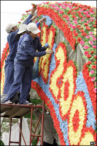 Công nhân lắp bảng chào mừng APEC 2006