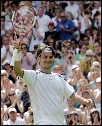 Federer acena para o público após vencer o francês Paul-Henri Mathieu na primeira rodada de Wimbledon