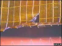 Rasgo em painel solar na Estação Espacial Internacional