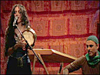 اعظم علی در یکی از کنسرت هایش