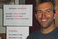  James Rhys Williams, Swyddog Menter Iaith Patagonia yn arddangos y gwaith cyfieithu.