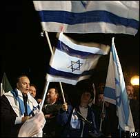 اهود گل، سفير اسرائيل در ايتاليا - سمت چپ - در کنار جيليانو فرارا،  سردبير روزنامه محافظه کار ايل فوگليو، در مقابل سفارت ايران در اسرائيل