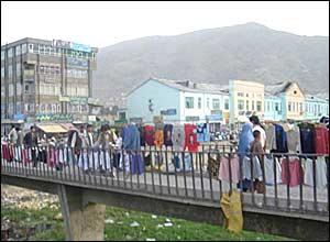 عبور از پلی در کابل