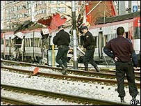 Trem destruído em atentado em Madri