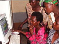 grupo de africanos em volta do computador