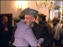 آقای کرزی پيوستن اعضای رهبری حزب اسلامی به دولت را، گامی صلح جويانه خوانده است