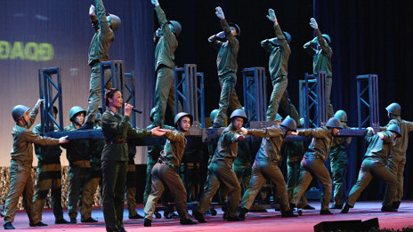 Trình diễn trong lễ kỷ niệm chiến thắng B-52