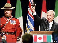 پل مارتين نخست وزير کانادا گيلاس مشروبش را در جريان يک سخنرانی بالا می گيرد