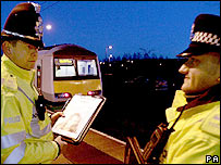 Policiais que investigam os assassinatos em Ipswich