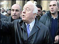 Tổng thống Shevardnadze thuyết phục đám đông