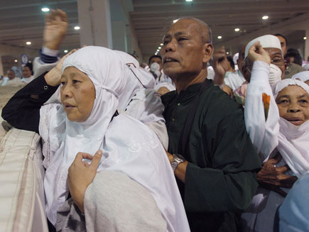 Pilgrims crowding around the Jamaraat throwing pebbles
