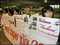 Apoiadores do ex-primeiro-ministro da Tailândia Thaksin Shinawatra esperam sua chegada no aeroporto de Bangcoc