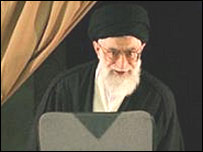 آيت الله خامنه ای هنگام ورود به مراسم تنفيذ