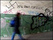 Ảnh chụp dòng chữ 'Chúng tôi yêu các bạn' bên cạnh biểu tượng Phát-xít