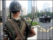 Soldados leais ao governo se posicionam em torno de prédio ocupado