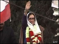 بی نظیر بوتو در گردهمایی انتخاباتی