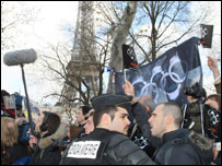 Protestos durante passagem da tocha olímpica em Paris. Foto: JACQUES DEMARTHON/AFP/Getty Images